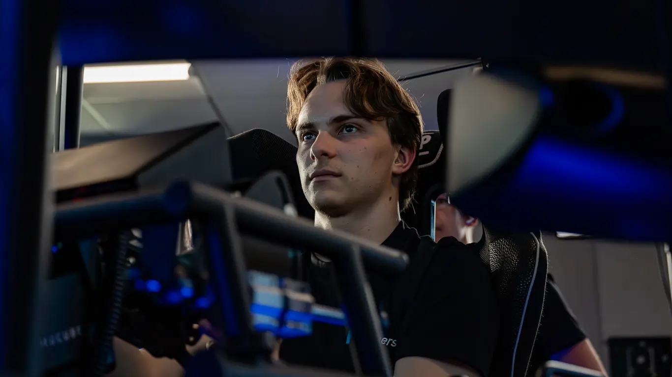 Oscar Piastri in a SimCraft APEX GT at HP Tuners